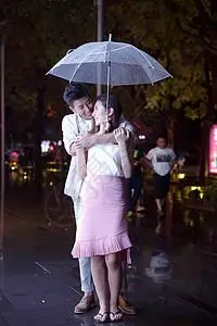 下雨 伞城市生活满意下雨青年情侣的夜生活背景