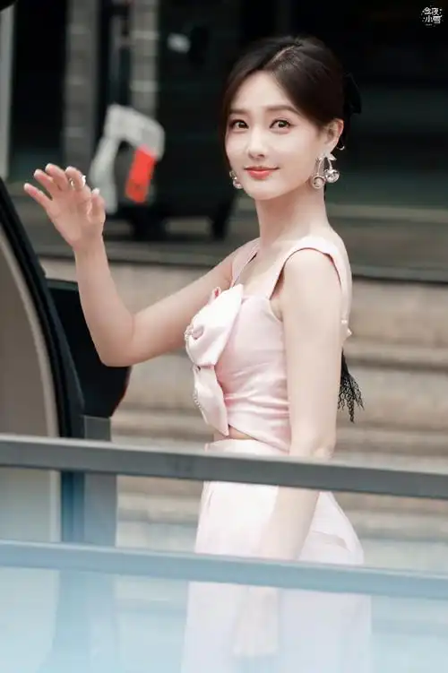 #李一桐说拿起手机摸摸鱼##李一桐衣服上有两个蝴蝶结#