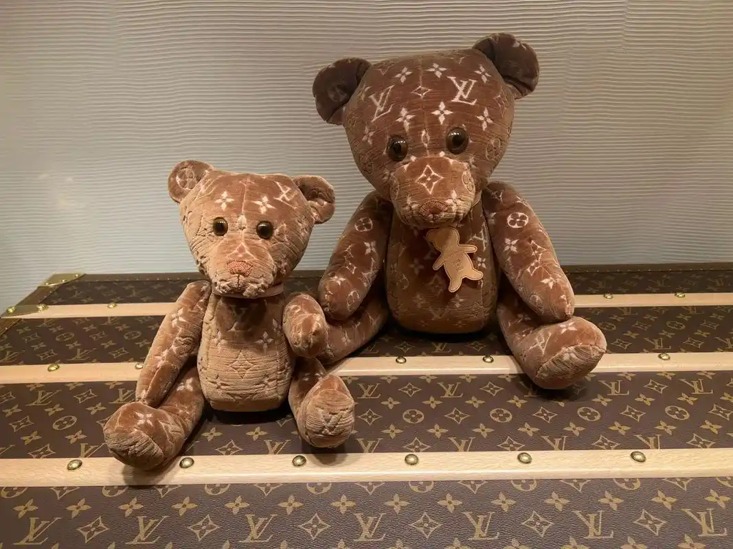lv小熊公仔 5万块 很便宜哟.