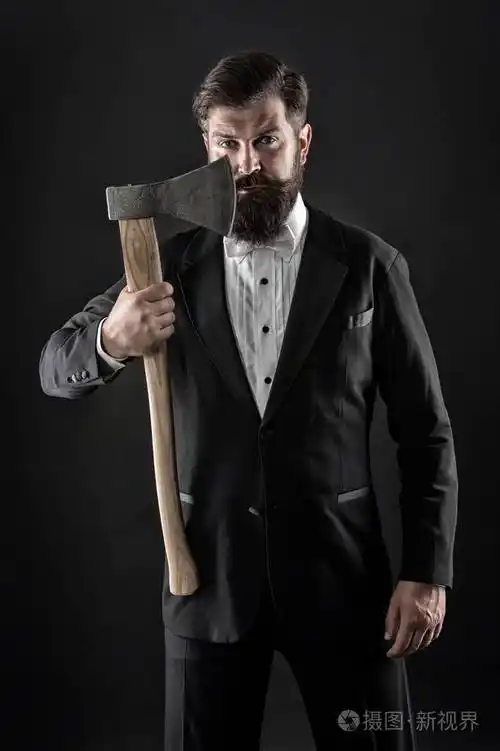 粗鲁的举止.坚定的理念.自己的意见.做出了决定.拿着斧头的野蛮人.