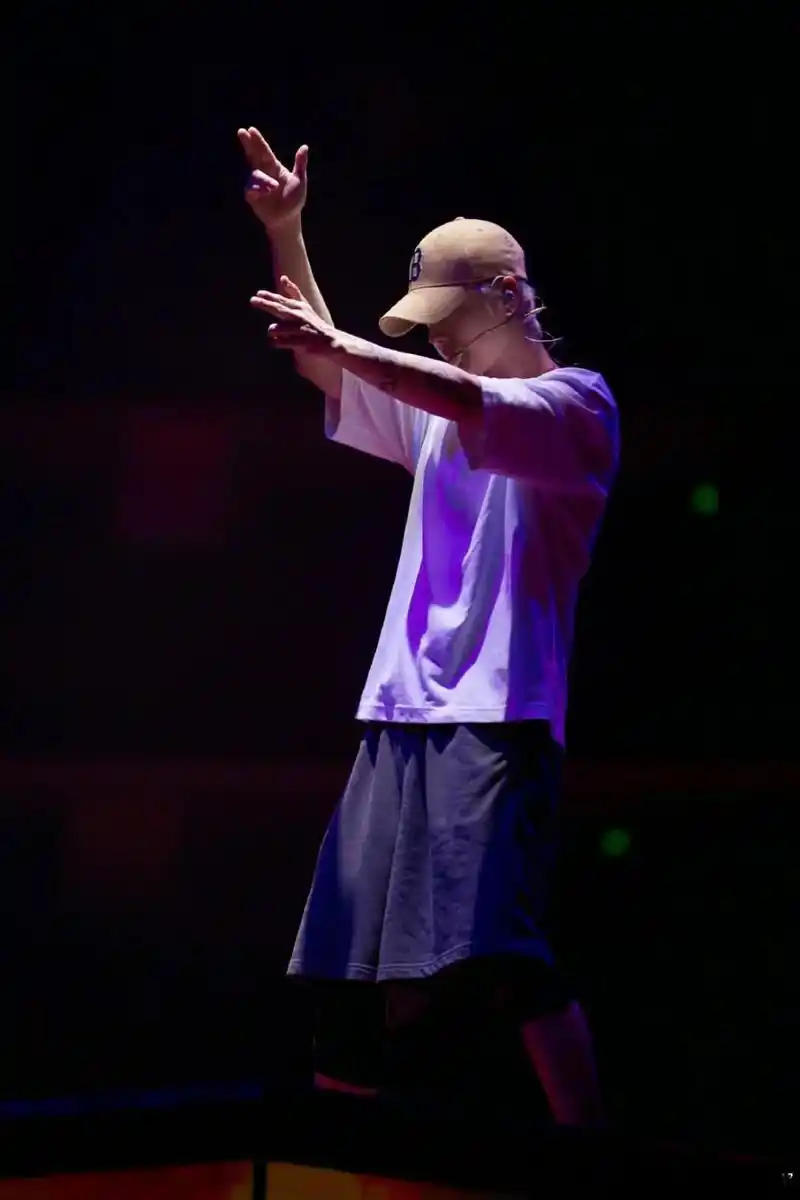 鹿晗 帅炸天#压帽杀 #可狼可奶 - 抖音