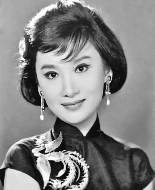 60年代火遍大江南北的女星,夏梦年轻时的穿搭,放到现在也不过时