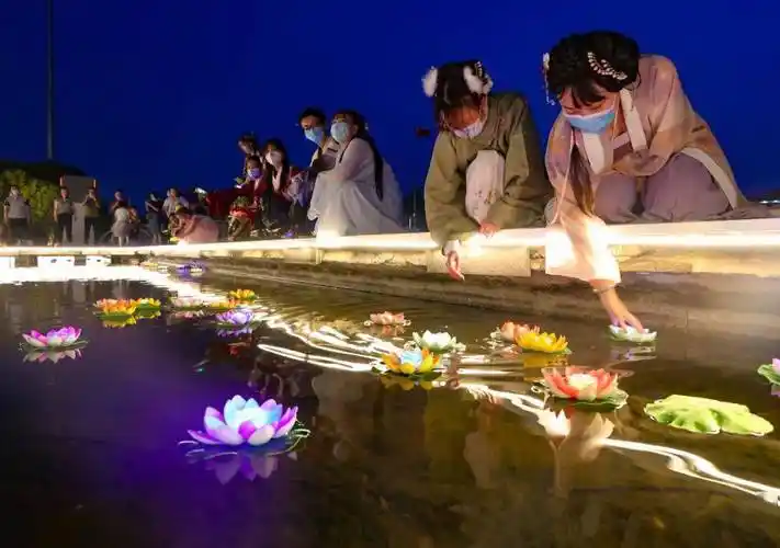 市民穿汉服,放花灯,祈福中秋.南报融媒体记者 冯芃 摄