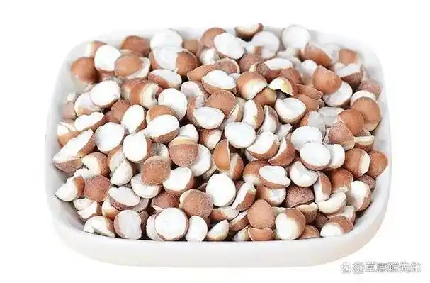 芡实又叫鸡头米,成熟的外壳像鸡头而得名,包开外壳,里面是像石榴一样