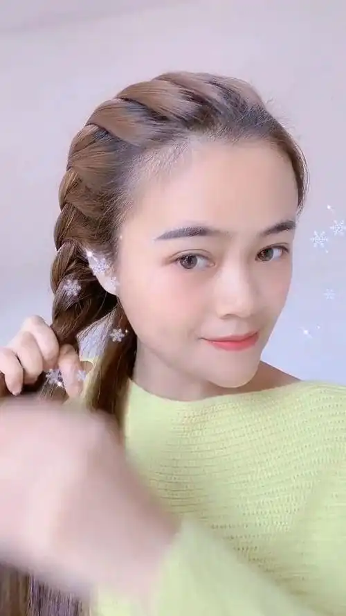 头发碎发多这样扎,非常简单又好看吧!