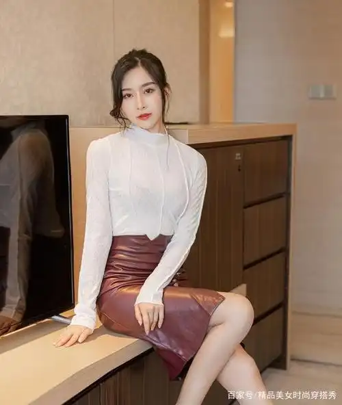 无论是日常还是通勤,都要穿着优雅得体,就如这位小姐姐的穿搭,白色的