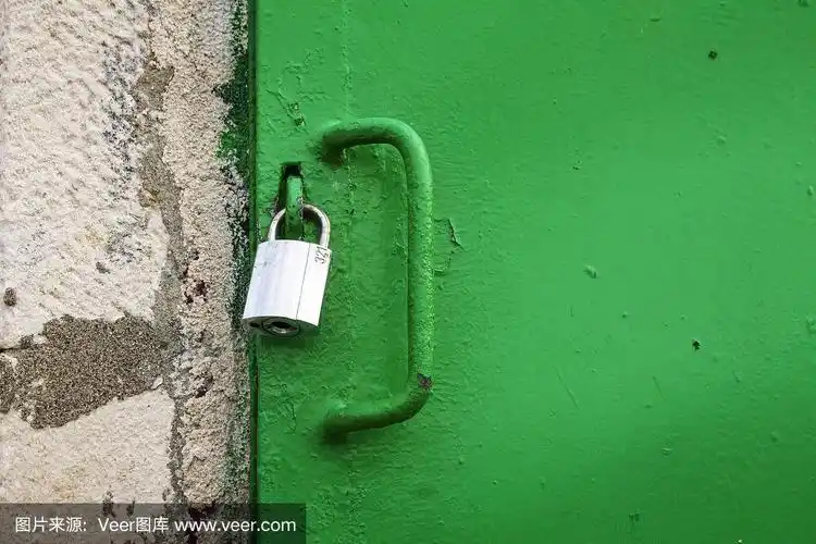 挂锁和绿色铁门