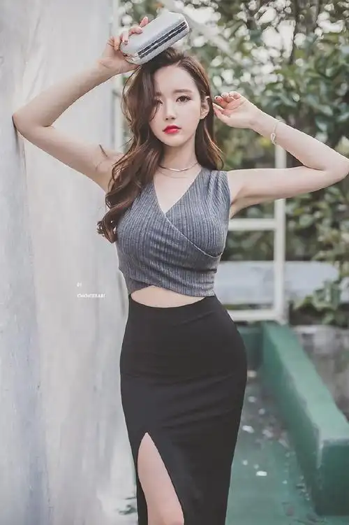 美女模特巨乳酥胸性感撩人室外写真