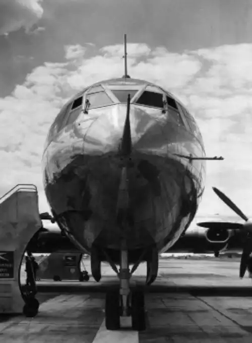 1950年出现了世界上当时最大的客机,这对于航空运输有着深远意义.