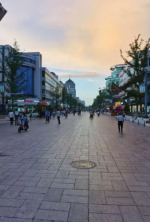 镇朔楼和清远楼,从南到北一字排开,前后相距近3华里,中间是商业步行街