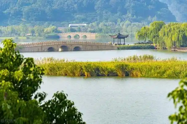 初秋时节的浙江省嘉兴市海盐县南北湖景区风光旖旎,景色如画