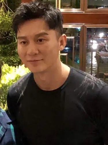 李晨素颜现身机场,眼眶凹陷胡渣明显,容貌苍老了不少