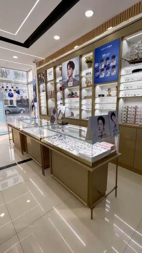 眼镜店装修实拍时尚简约风眼镜店