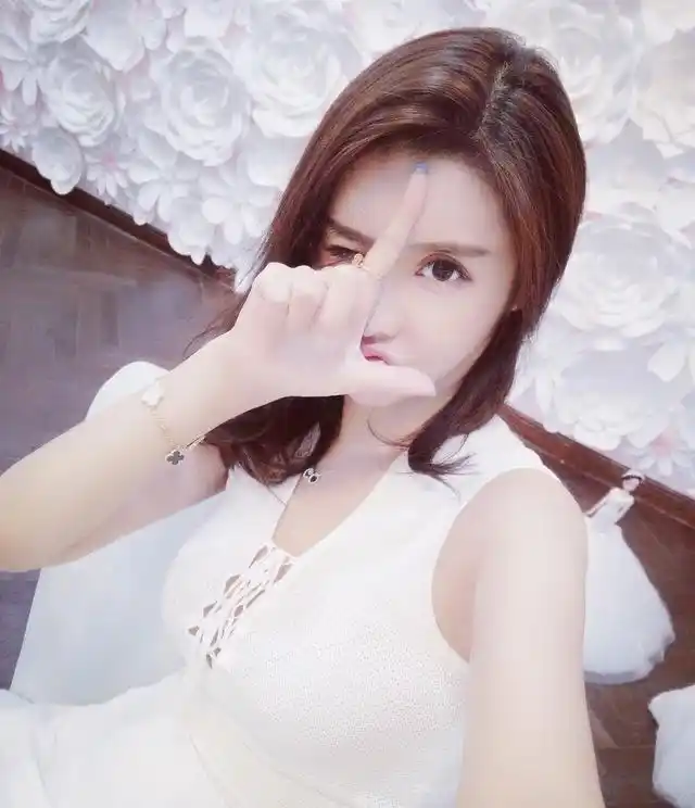 与王思聪骂战网红武迪秀大长腿美照,网友:比豆得美