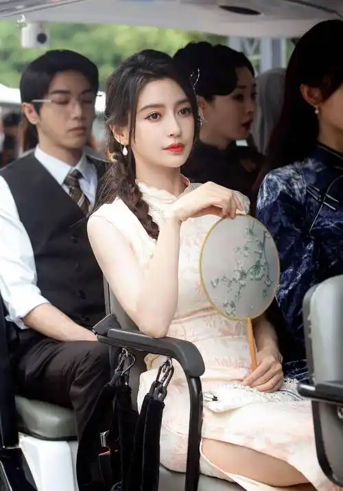 原创angelababy萌探2路透来袭穿旗袍尽显灵动33岁美如画