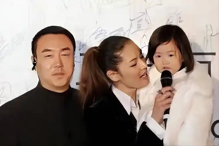 他是"春晚导演"郎昆:一婚娶了导演,二婚娶了歌手,三婚又娶了名模