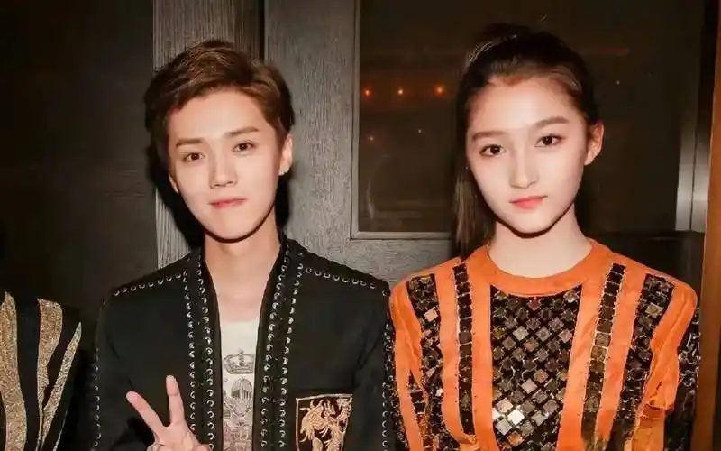 鹿晗直播传出关晓彤的声音 网友们的耳朵可真够尖的