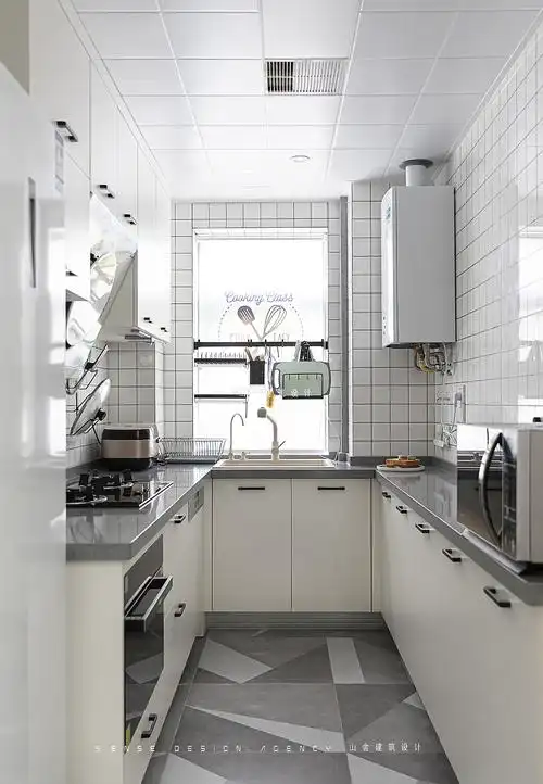 厨房的窗户上装了一个黑色杆子,这样零散的物件就可