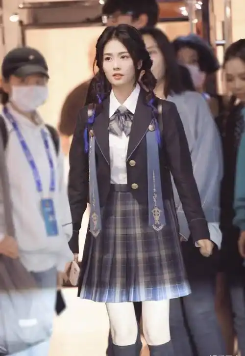 蔡徐坤跑男路透宫廷风造型,与angelababy同框似王子公主,被喊话露害羞