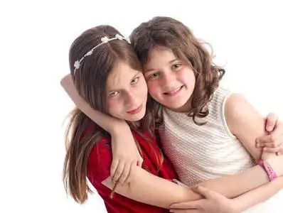 两个性格开朗的姐妹拥抱图片