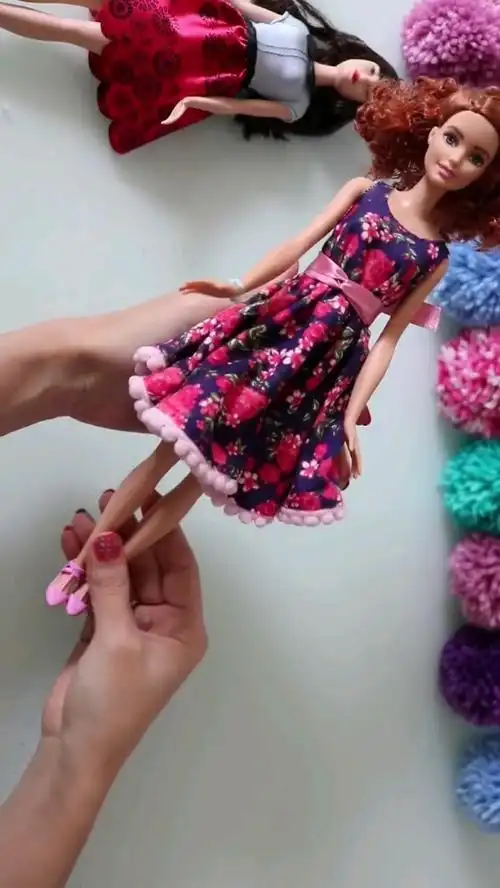 超级简单方法给芭比娃娃做裙子-度小视