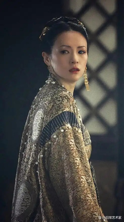 章子怡节俭生活曝光:一条裤子陪伴三年,巨星风采下的朴素日常