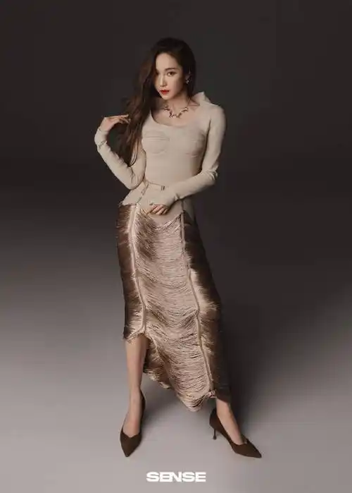 近日,美女红星郑秀妍最新一组大片释出,魅力十足.