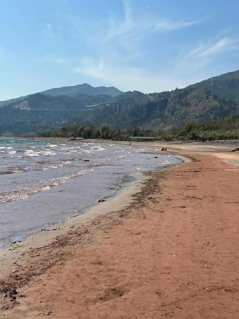 抚仙湖有一片罕见的红沙滩,人少景美,冲呀.云南玉溪的抚仙湖是 - 抖音