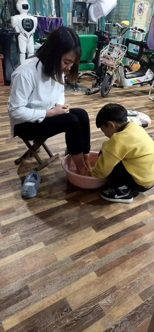 相州镇中心幼儿园大一班感恩节系列活动开始啦—我给家人洗洗脚