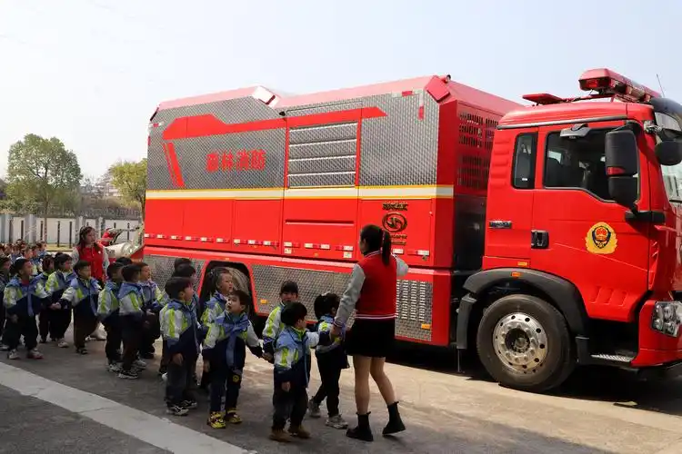 萌娃走进消防救援沉浸式体验消防生活