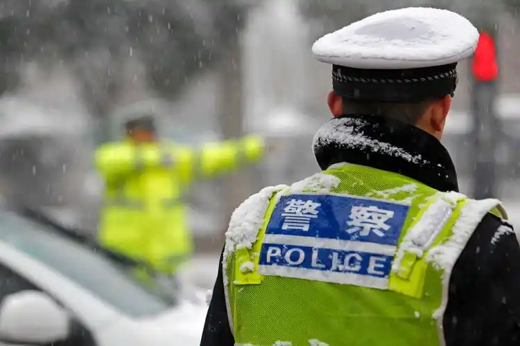 天寒地冻雪纷纷,5天4夜一直坚守在保畅通的交通线上,你们辛苦了