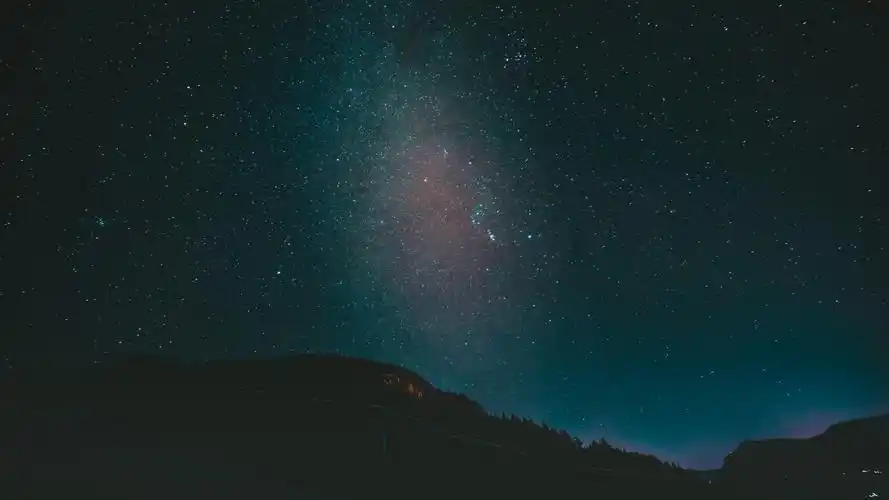 夜晚黑暗的山和星空图片,4k高清风景图片,娟娟壁纸