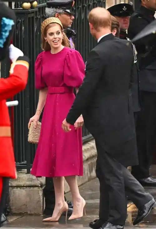 比阿特丽斯公主穿艳粉色连衣裙,搭配金色发箍,瘦了好多啊.