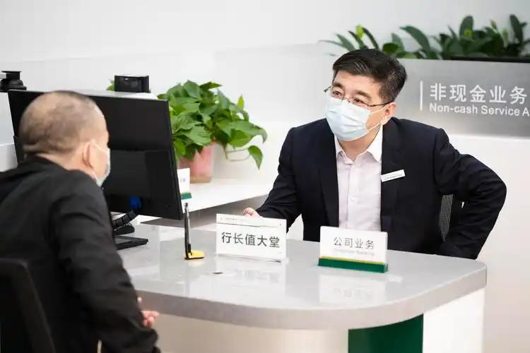 行长化身大堂经理深入一线竭诚服务邮储银行湖南省分行开启行长值大堂