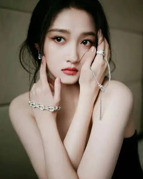 国民闺女关晓彤写真:身姿曼妙,姣美容颜