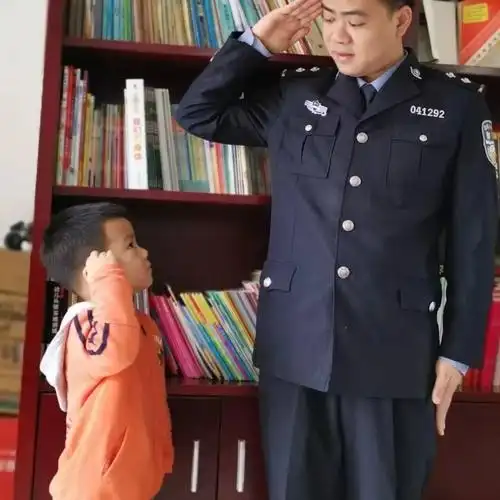 萍乡中院民一庭舒芳儿子和父亲合照萍乡中院民一庭舒芳儿子作萍乡中院