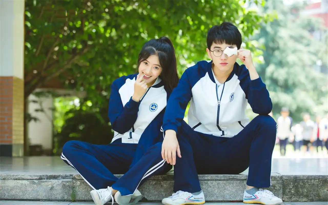 早恋初中生为反抗家庭的阻拦,用胶水将手粘在一起,网友:羡慕