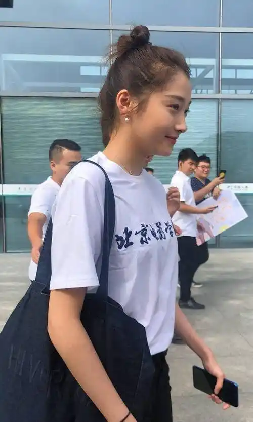 关晓彤回北电参加活动,却被身边神秘妹子抢了风头