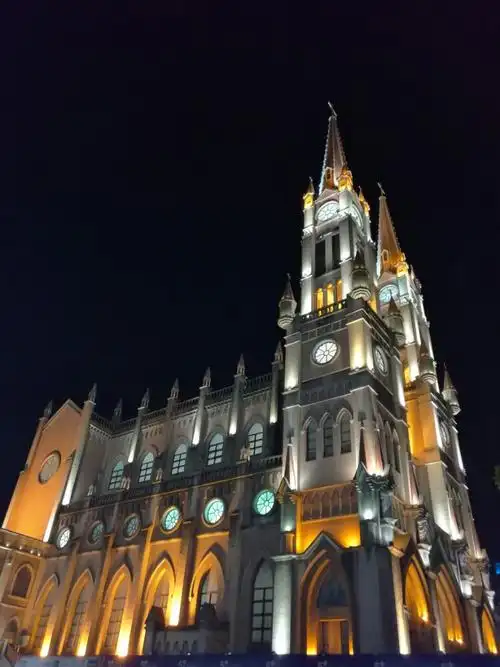 【携程攻略】宁波药行街天主堂景点,晚上逛街的时候经过的,一下子就被