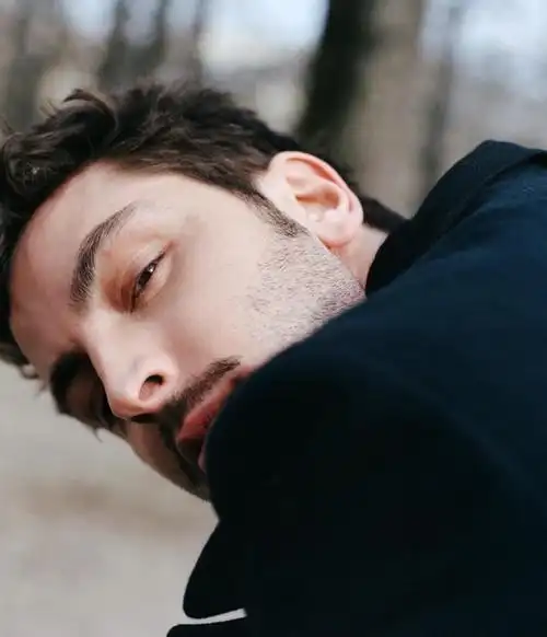 土耳其男演员博兰·库祖姆五大男刊封面都满贯了!