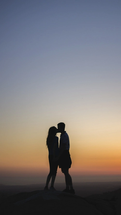 黄昏亲吻的情侣h5背景