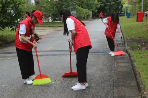 >> 正文活动现场,学生代表宣读"美丽广西·我在行动"环保公益活动倡议