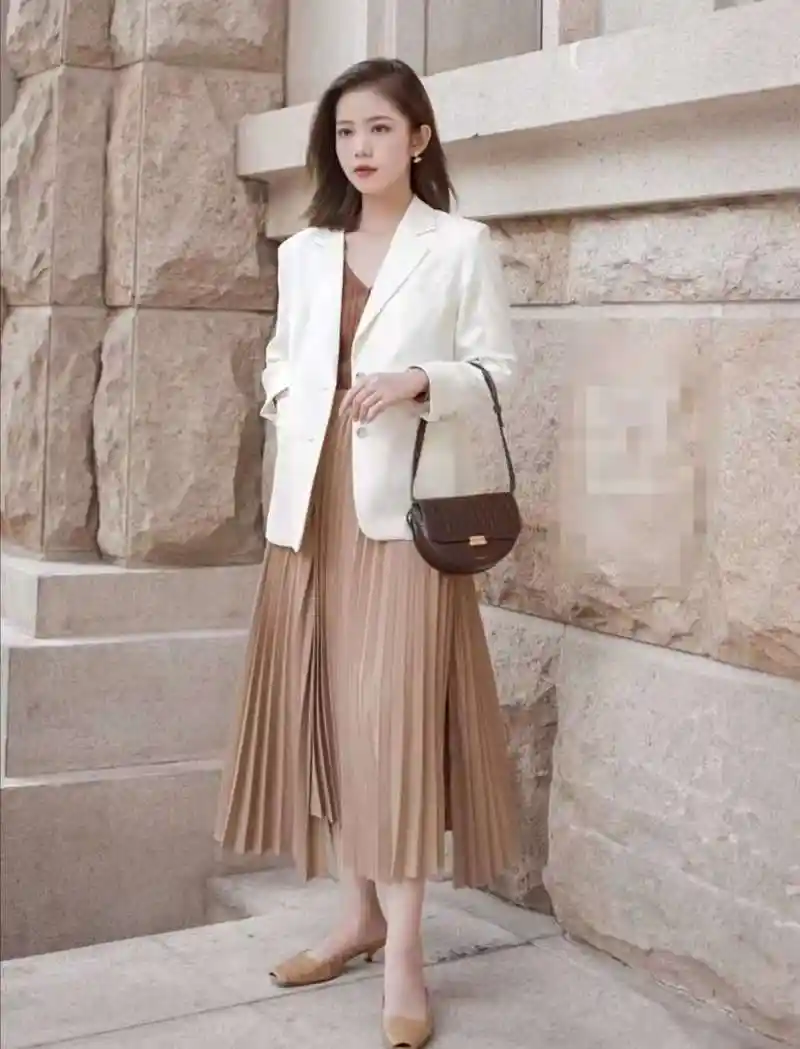 百褶裙怎么搭配衣服特别好看