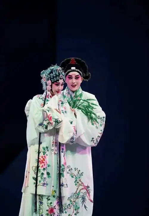 "女小生"翁佳慧:怀敬畏之心,以风骨动人_昆曲_戏曲_艺术