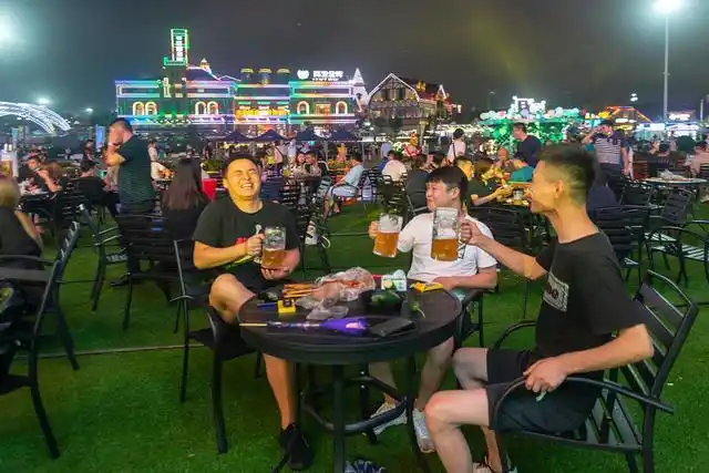 青岛:啤酒节之夜,干杯嗨起来