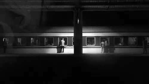 在这离别的车站 一声声的道着珍重.