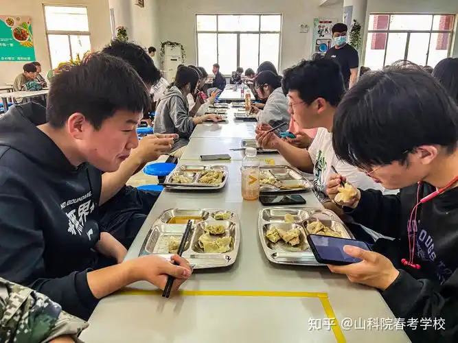 山科院春季高考学校组织学生在食堂开展包饺子实践活动