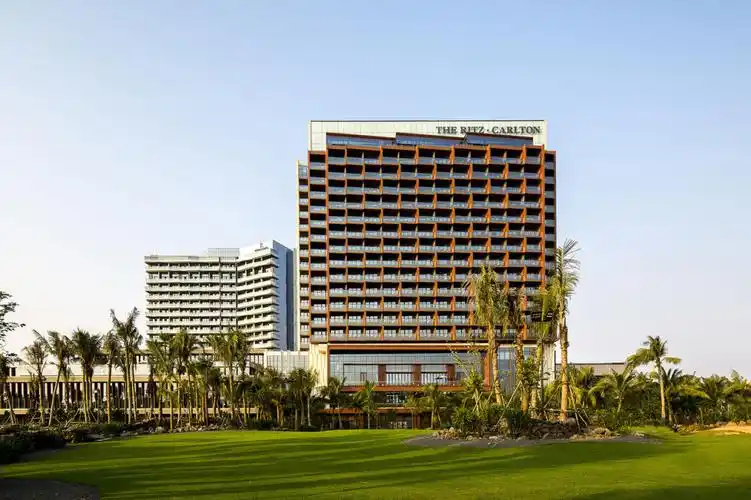 海口丽思卡尔顿和万丽酒店