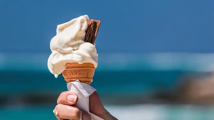 描述: 冰淇淋奶油松饼杯-高品质的壁纸 当前壁纸尺寸: 1366 x 768