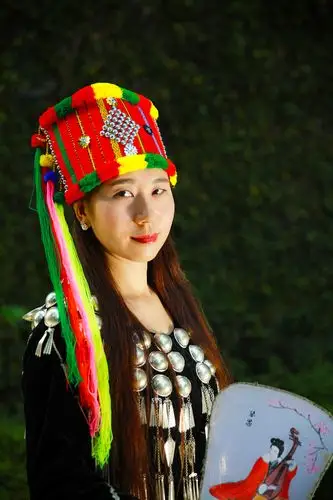 俏丽的景颇族姑娘